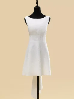 Robes de mariée courtes col bijou sans manches coupe trapèze taille naturelle en polyester