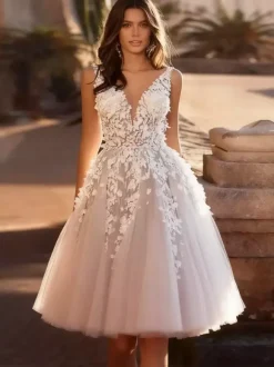 Robes de mariée courtes en tulle longueur genou col en V sans manches coupe trapèze taille naturelle