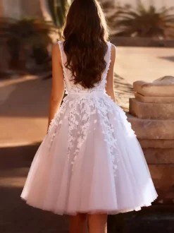 Robes de mariée courtes en tulle longueur genou col en V sans manches coupe trapèze taille naturelle