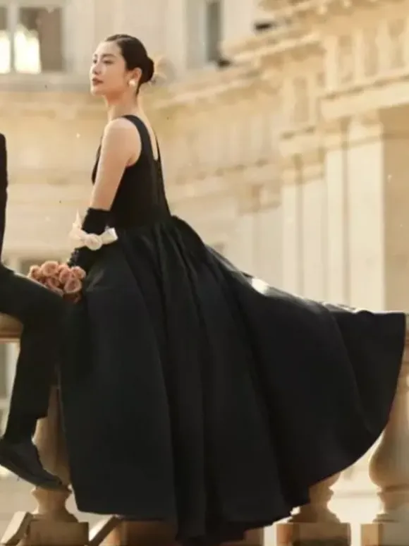 Robes de mariée noires en tissu satiné A-ligne sans manches longueur au sol robe de mariée personnalisation gratuite