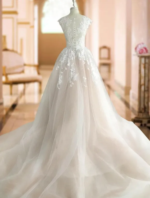 Robes de mariées princesses à traîne en mousselines dos transparent boutonné sur dos Robe mariée vaporeuse