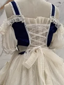 Robes gothiques Lolita à volants en dentelle et blocs de couleurs écru et blanc écru et blanc