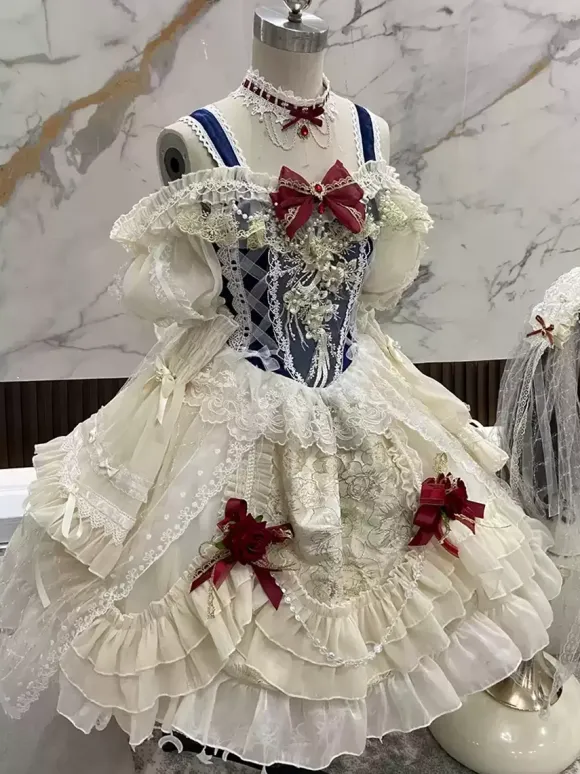 Robes gothiques Lolita à volants en dentelle et blocs de couleurs écru et blanc écru et blanc