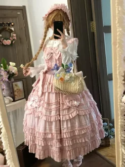 Robe Sweet Lolita avec ceinture en dentelle et volants longueur thé.