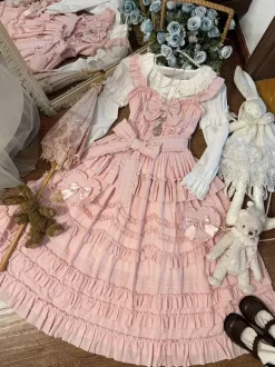 Robe Sweet Lolita avec ceinture en dentelle et volants longueur thé.