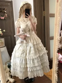 Robe Sweet Lolita avec ceinture en dentelle et volants longueur thé.