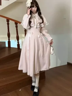 Robe Sweet Lolita rose classique avec fausse cape à deux couches manches longues et n艙uds.