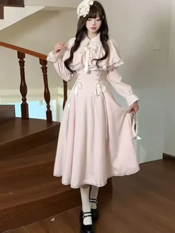 Robe Sweet Lolita rose classique avec fausse cape à deux couches manches longues et n艙uds.