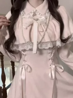 Robe Sweet Lolita rose classique avec fausse cape à deux couches manches longues et n艙uds.