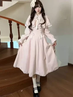 Robe Sweet Lolita rose classique avec fausse cape à deux couches manches longues et n艙uds.
