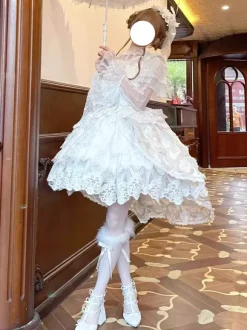 Robe Sweet Lolita sans manches à bordure en dentelle et jupe-salopette bouffante disponible en 3 couleurs
