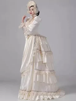 Robe victorienne champagne à tournure manches longues en dentelle à volants et manches évasées style rétro avec chapeau.