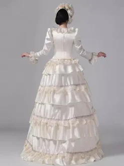 Robe victorienne champagne à tournure manches longues en dentelle à volants et manches évasées style rétro avec chapeau.