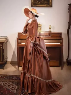 Robe victorienne marron à tournure manches longues évasées style bal rétro avec chapeau.