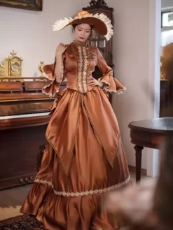 Robe victorienne marron à tournure manches longues évasées style bal rétro avec chapeau.