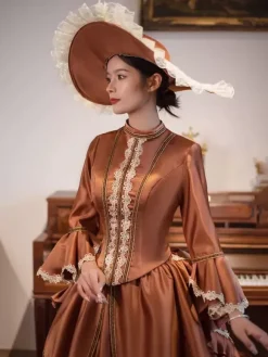 Robe victorienne marron à tournure manches longues évasées style bal rétro avec chapeau.
