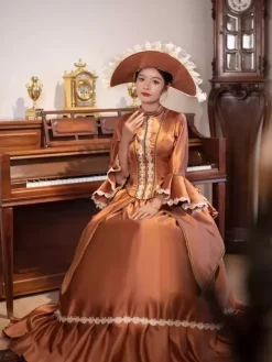 Robe victorienne marron à tournure manches longues évasées style bal rétro avec chapeau.