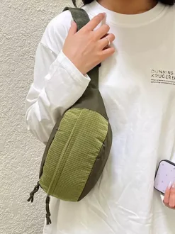 Sac banane léger en nylon color block bandoulière réglable idéal pour les voyages en extérieur.