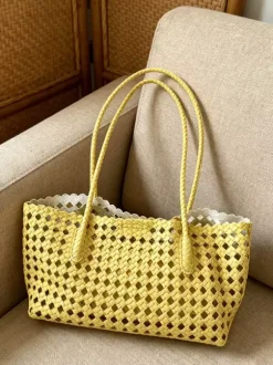 Sac cabas bohème d'été en paille tressée ajourée grand modèle porté épaule