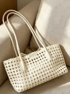 Sac cabas bohème d'été en paille tressée ajourée grand modèle porté épaule