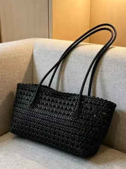 Sac cabas bohème d'été en paille tressée ajourée grand modèle porté épaule