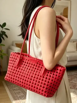 Sac cabas bohème d'été en paille tressée ajourée grand modèle porté épaule