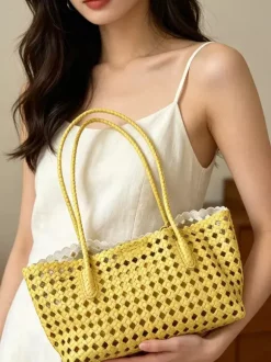 Sac cabas bohème d'été en paille tressée ajourée grand modèle porté épaule