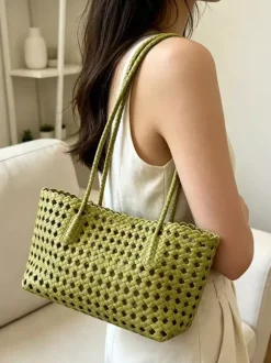Sac cabas bohème d'été en paille tressée ajourée grand modèle porté épaule