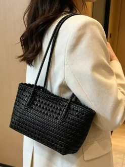 Sac cabas bohème d'été en paille tressée ajourée grand modèle porté épaule