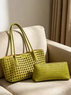 Sac cabas bohème d'été en paille tressée ajourée grand modèle porté épaule
