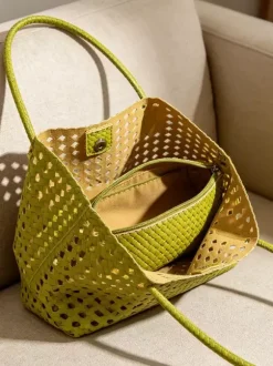 Sac cabas bohème d'été en paille tressée ajourée grand modèle porté épaule