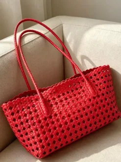 Sac cabas bohème d'été en paille tressée ajourée grand modèle porté épaule