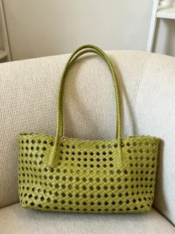 Sac cabas bohème d'été en paille tressée ajourée grand modèle porté épaule