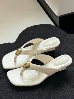 Sandales à talons compensés et détails métalliques pour femmes
