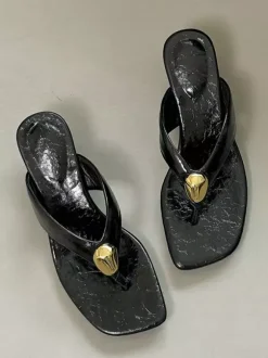 Sandales à talons compensés et détails métalliques pour femmes