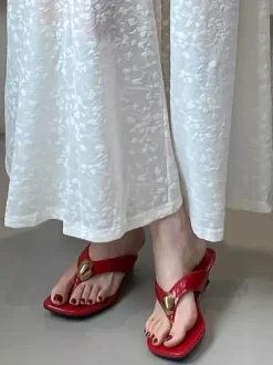 Sandales à talons compensés et détails métalliques pour femmes
