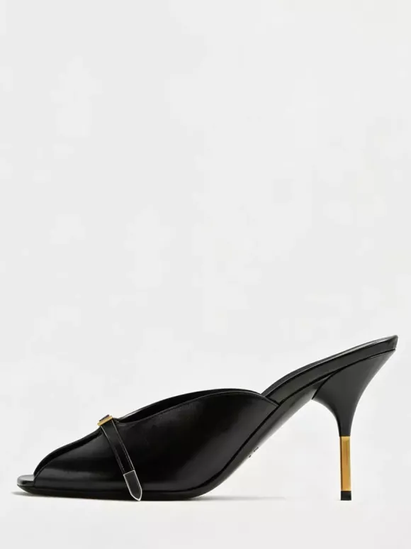 Sandales à talons hauts argentées en cuir de vachette bout ouvert détail boucle sans talon.
