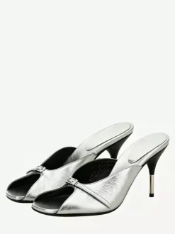 Sandales à talons hauts argentées en cuir de vachette bout ouvert détail boucle sans talon.