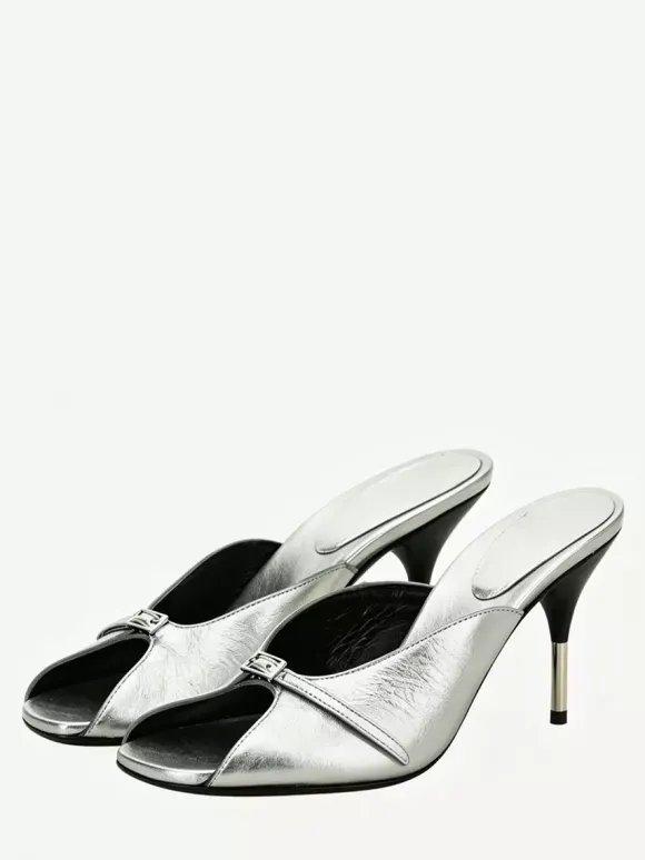 Sandales à talons hauts argentées en cuir de vachette bout ouvert détail boucle sans talon.