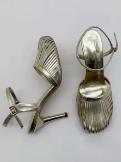 Sandales à talons hauts dorées à bout rond et talon aiguille découpé