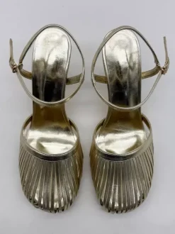 Sandales à talons hauts dorées à bout rond et talon aiguille découpé