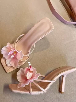 Sandales à talons hauts et détails floraux pour femmes