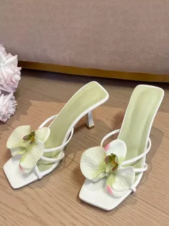 Sandales à talons hauts et détails floraux pour femmes