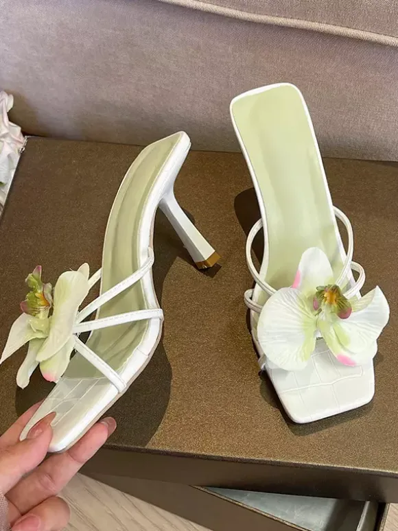 Sandales à talons hauts et détails floraux pour femmes