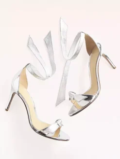 Sandales à talons hauts métallisées à bout ouvert et n艙ud pour femmes idéales pour les bals de fin d'année.