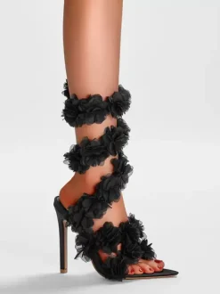 Sandales à talons hauts noires Sandales à talons aiguilles avec détails de fleurs à lanières