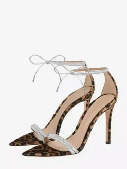Sandales à talons hauts noires à bout ouvert et strass avec bride cheville