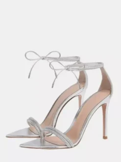 Sandales à talons hauts noires à bout ouvert et strass avec bride cheville