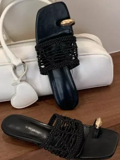Sandales blanches d'été à brides et bout en résille sans talon.