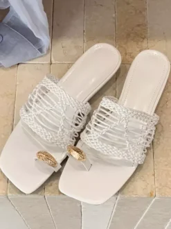 Sandales blanches d'été à brides et bout en résille sans talon.